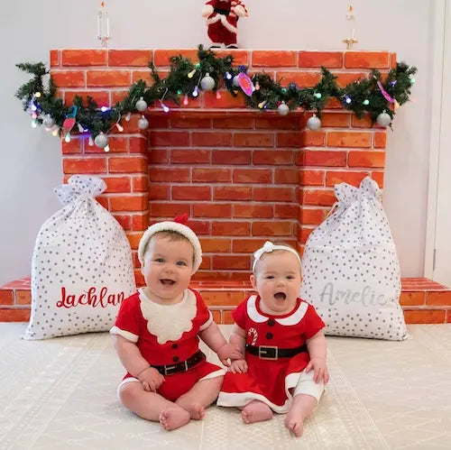 Cute-Easy-Christmas-Photo-Ideas-of-your-Children Grace & Maggie